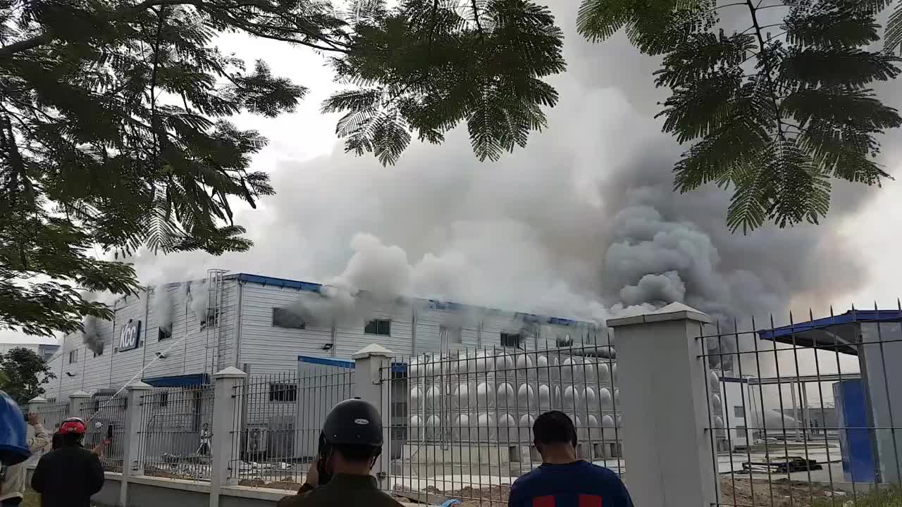 Clip: Hiện trường vụ cháy kho hóa chất trong Khu công nghiệp Yên Phong