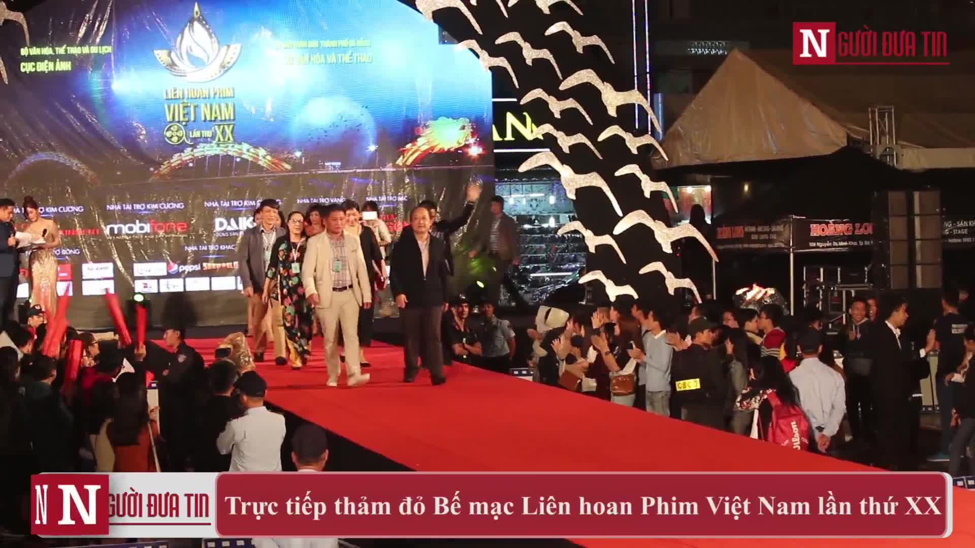 Sao Việt nhộn nhịp trên thảm đỏ Liên hoan phim Việt Nam lần thứ 20