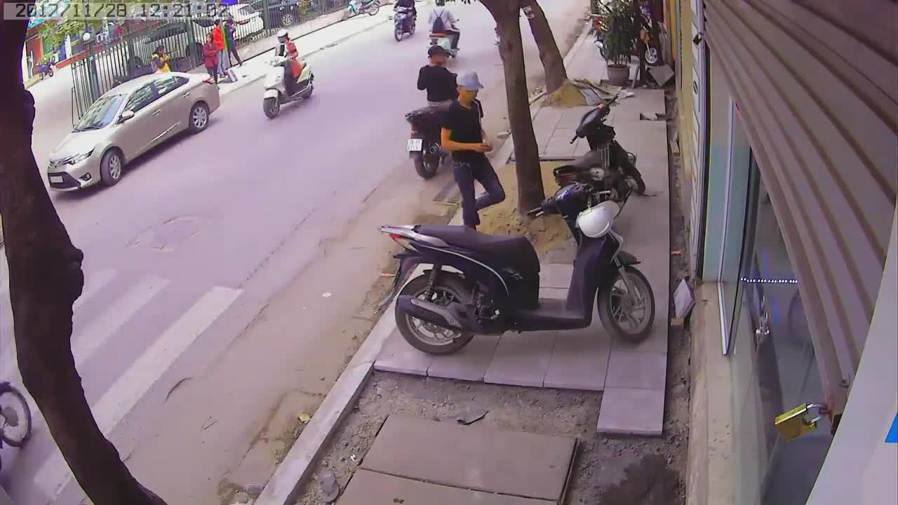 Clip: Hai thanh niên đi SH trộm xe máy cực nhanh giữa phố Hà Nội