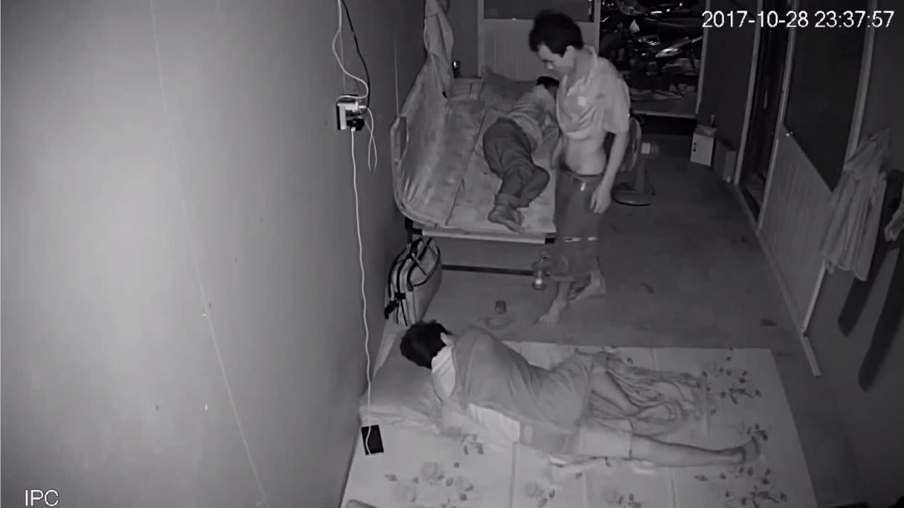Clip: Bảo vệ ngủ say bị trộm vào tận giường cuỗm điện thoại