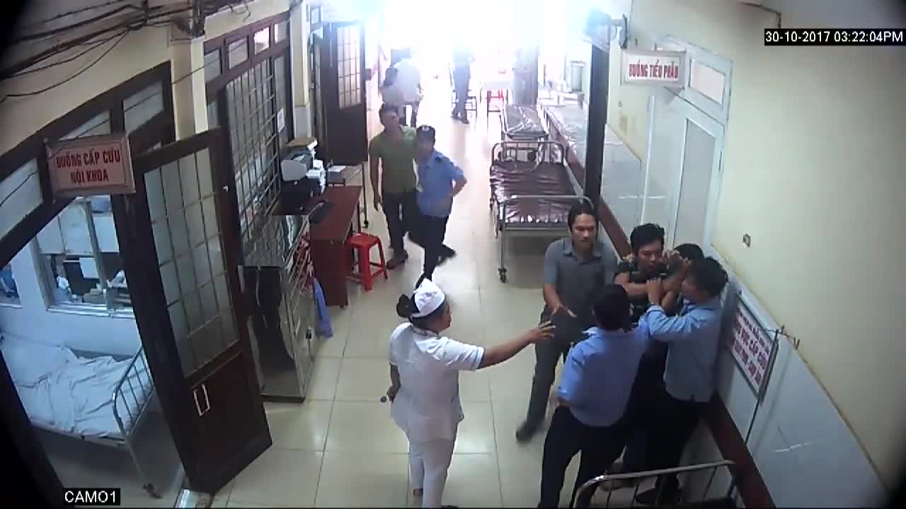 Clip: Bảo vệ bệnh viện bị người nhà bệnh nhân quây đánh hội đồng 