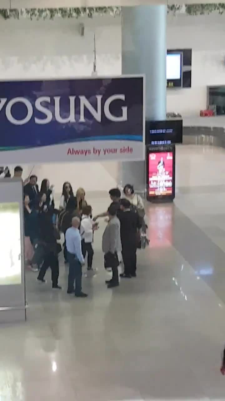 Clip: T-ara liên tục mỉm cười, vẫy tay chào fan sân bay Tân Sơn Nhất