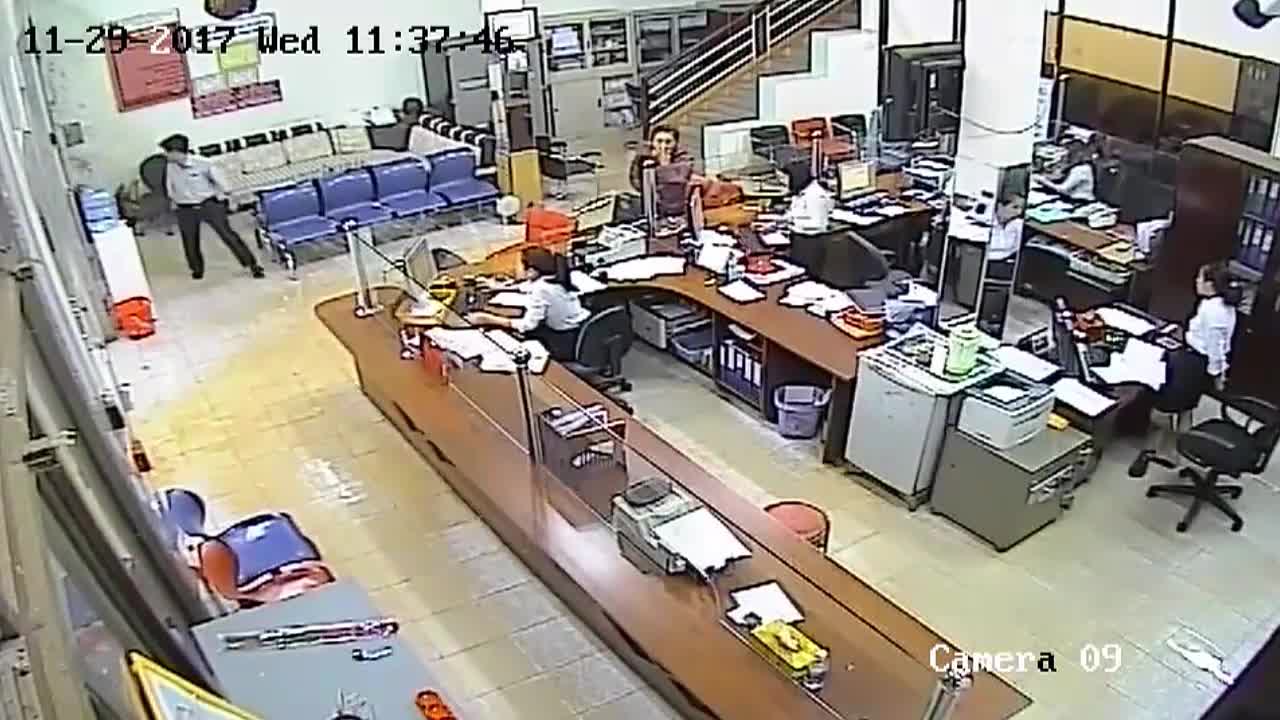 Clip: Người đàn ông bịt mặt nổ súng cướp ngân hàng ở Đắk Lắk
