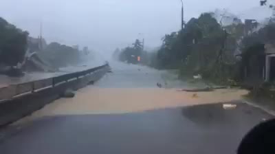 Hình ảnh mưa bão về dọc theo Quốc lộ 1 ở Nha Trang