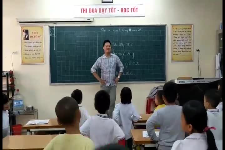 Thầy giáo vô tư múa 'Đàn gà con' cho học sinh dễ thuộc bài