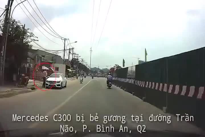 Clip: Mercedes đỗ dưới lòng đường bị trộm vặt gương trong 30 giây