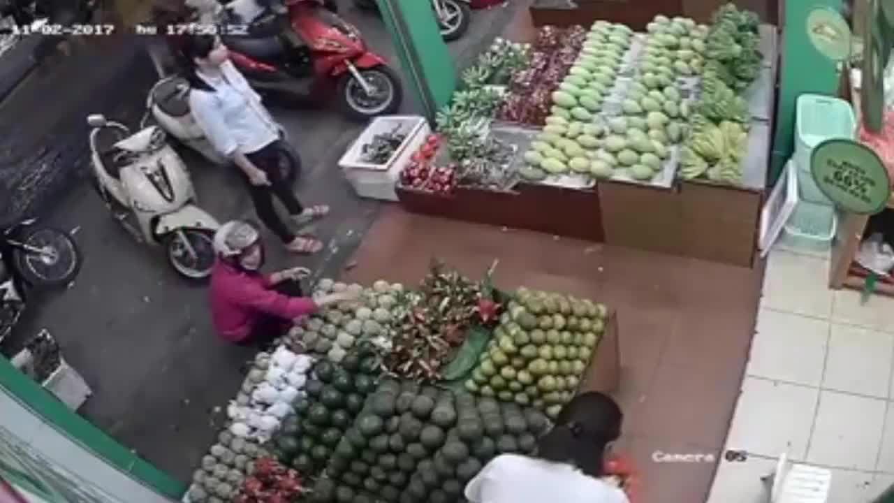 Clip: Cặp đôi dàn cảnh, cạy cốp xe trộm đồ trước cửa hàng hoa quả