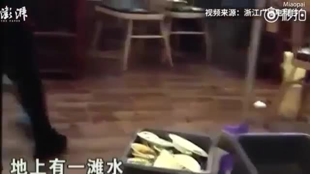 Clip: Nhân viên nhà hàng Trung Quốc vắt giẻ lau nhà vào khay đựng thức ăn