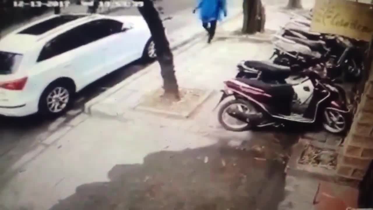 Clip: Trộm liều lĩnh đập kính xe ô tô trộm túi xách giữa ban ngày