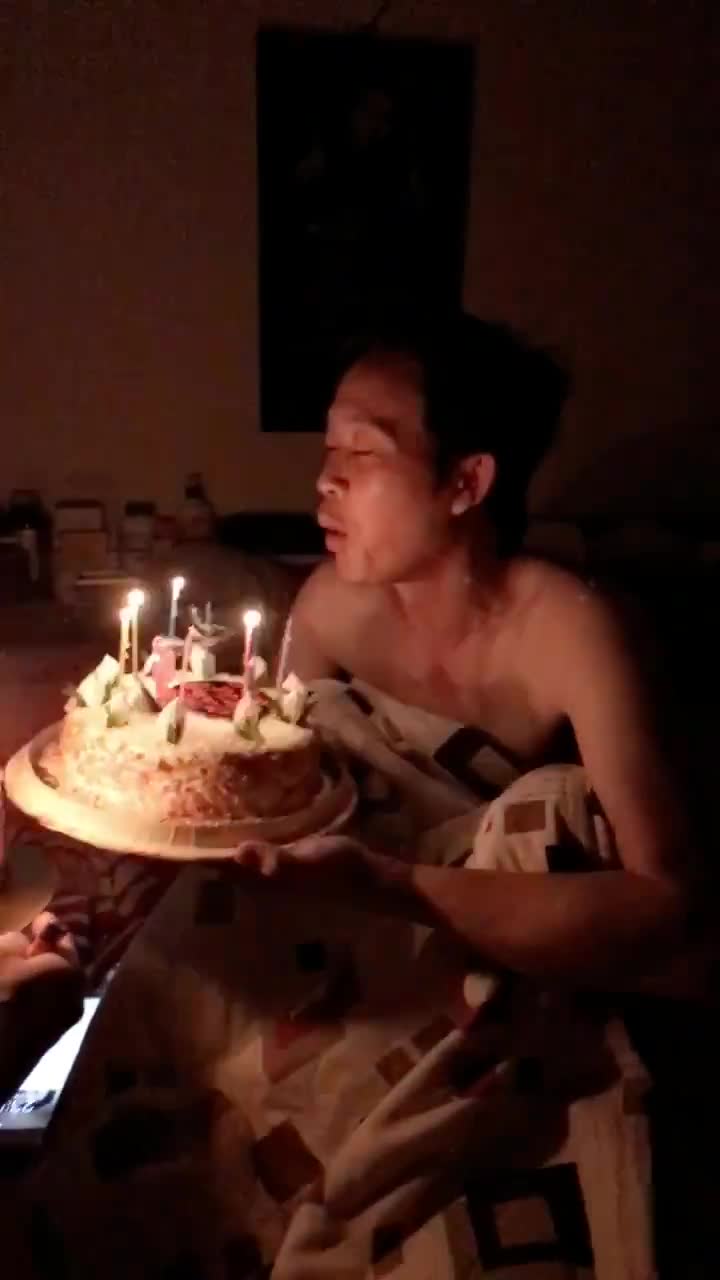 Clip: Hoài Linh đầu bù tóc rối thổi nến đón sinh nhật cùng con trai