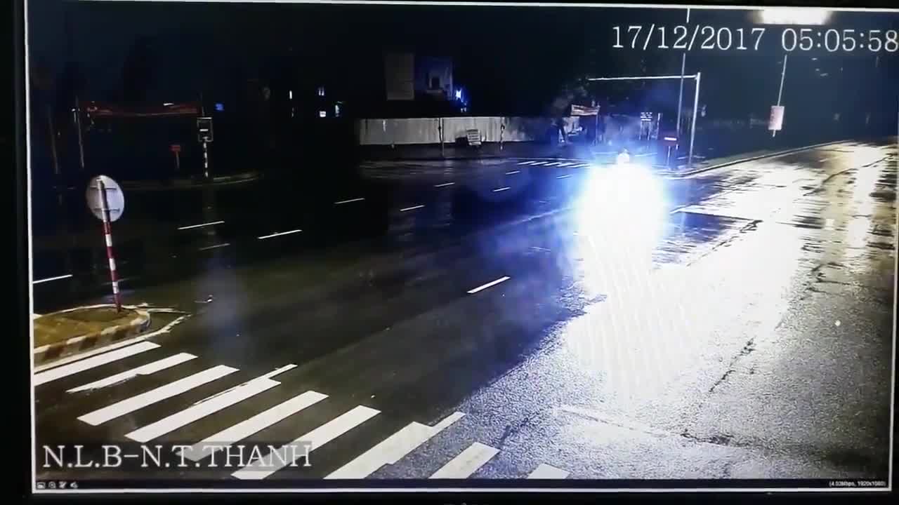 Clip: Tránh ô tô, xe tải đốn ngã cột đèn rồi lật giữa đường