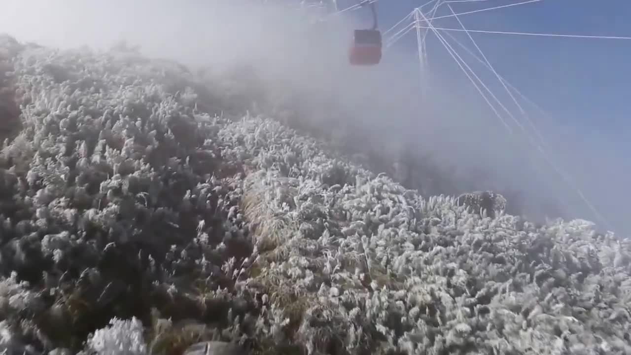 Toàn cảnh băng tuyết phủ trắng đỉnh Fansipan trong clip dài 2 phút
