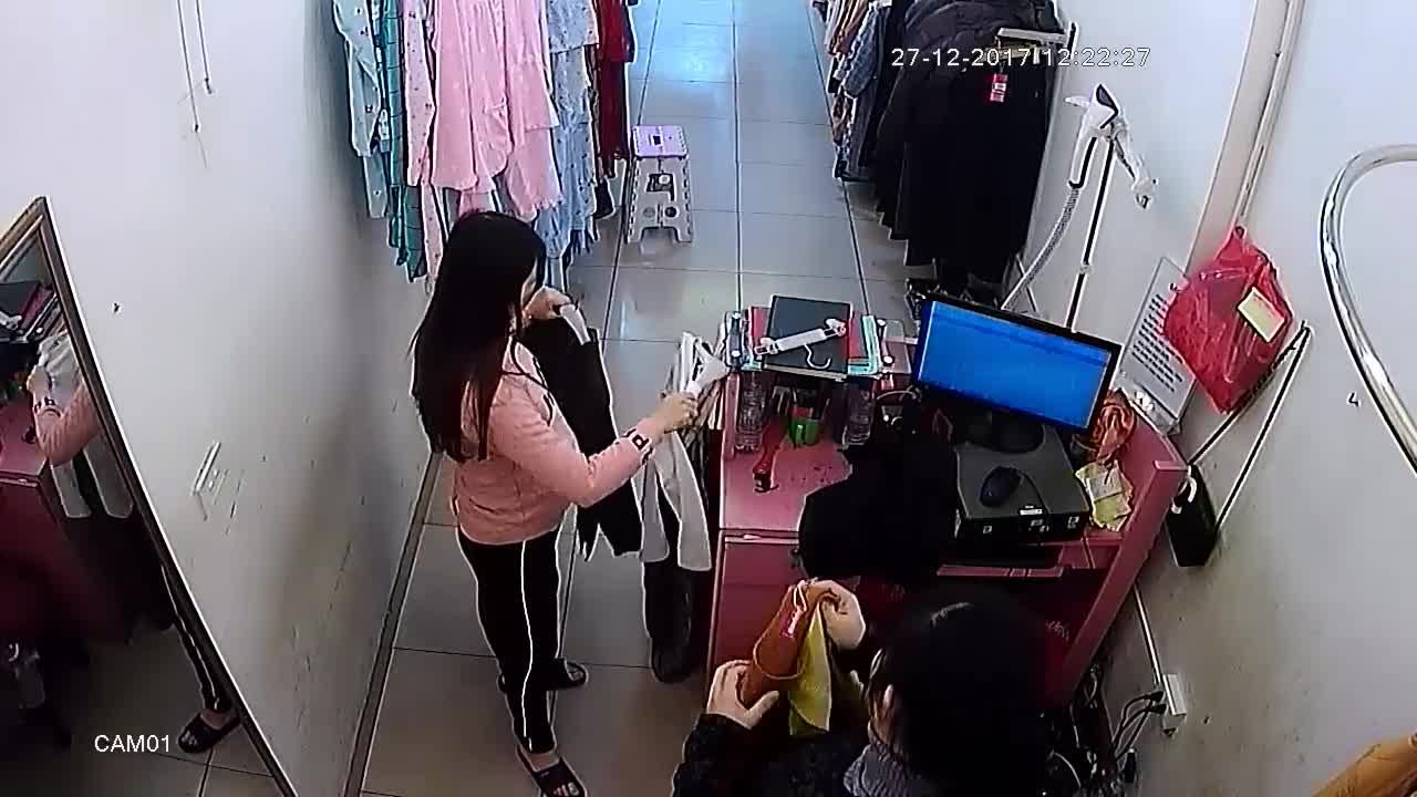 Nữ quái vờ mua hàng rồi trộm điện thoại trong shop quần áo