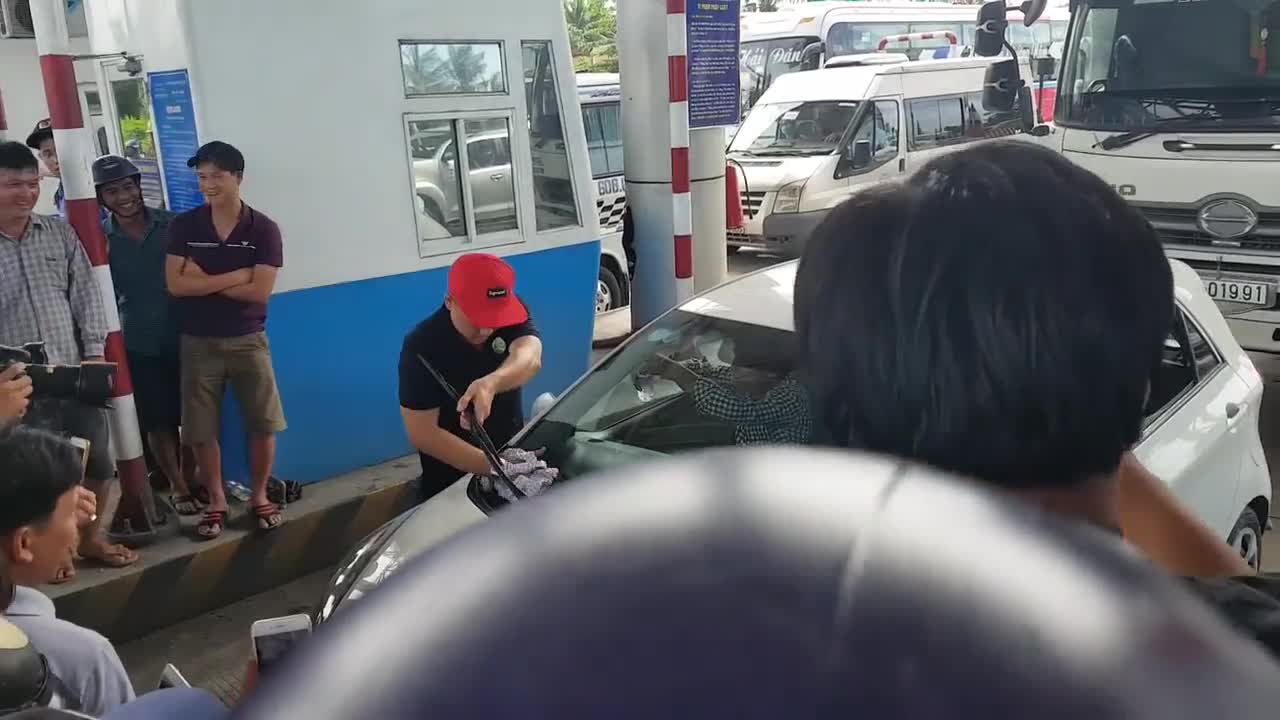 Clip: Tài xế rửa xe ở trạm thu phí Cai Lậy