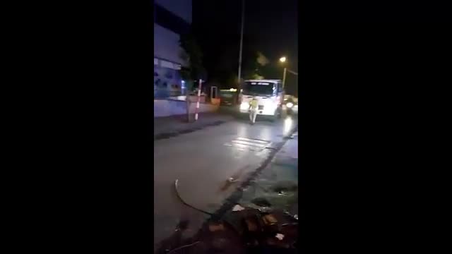 Tài xế lao thẳng xe tải vào người CSGT Hà Nội để bỏ chạy