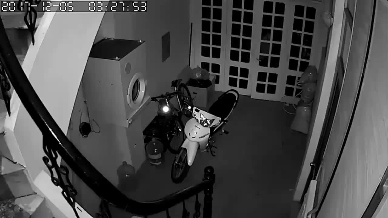 Clip: Trộm phá khóa, ngang nhiên đột nhập vào nhà dân trộm xe máy