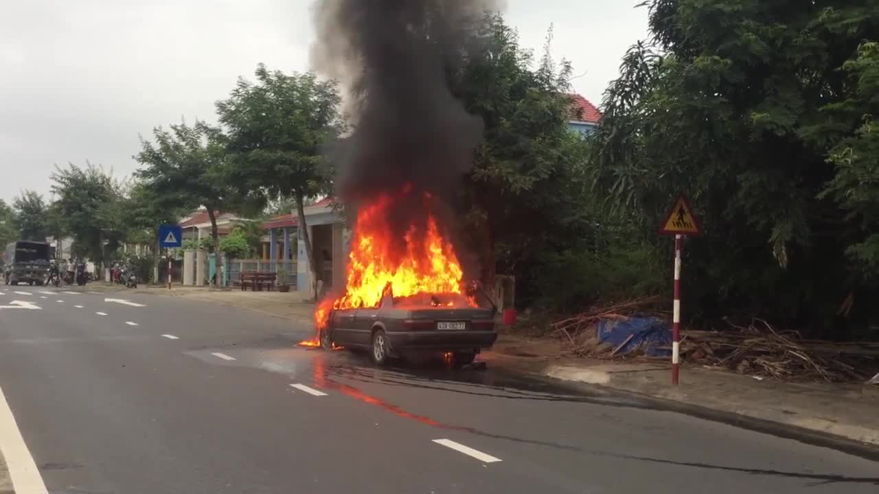 Đang lưu thông, ô tô bỗng bốc hỏa cháy ngùn ngụt giữa đường