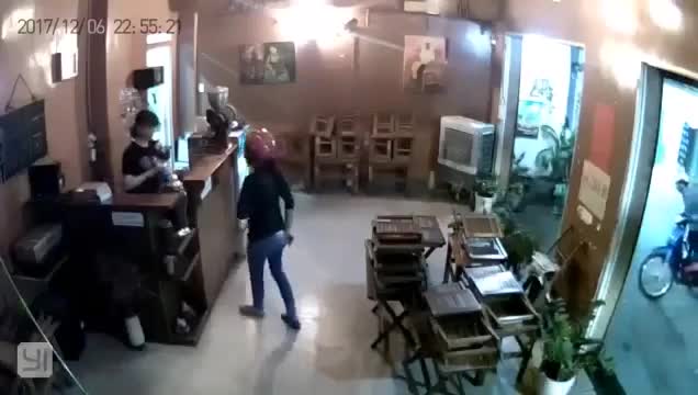 Clip: Đôi nam nữ dàn cảnh, trộm điện thoại tại quán cà phê