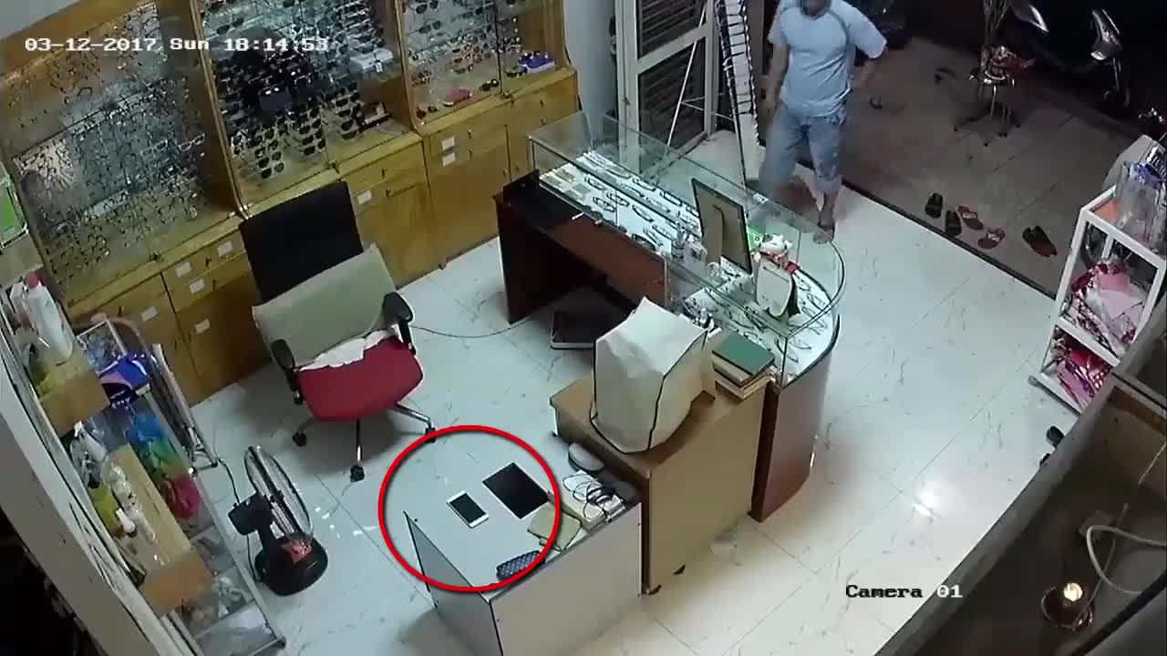Người đàn ông trộm điện thoại cực nhanh trong cửa hàng mắt kính