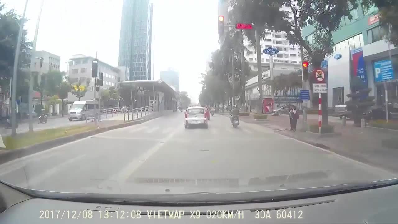 Clip: Xe máy vượt đèn đỏ, tông trúng học sinh đang sang đường 