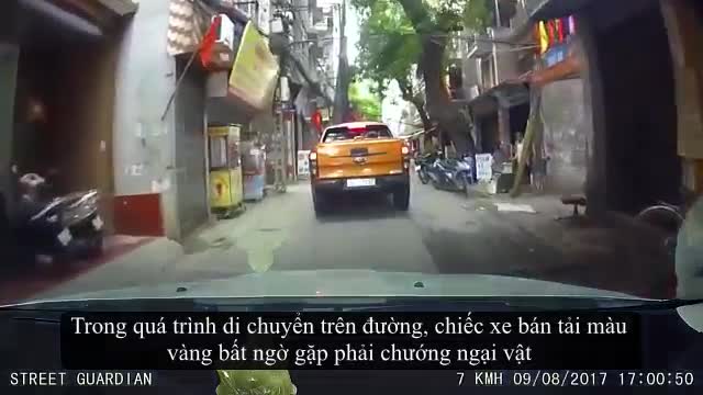 Hành xử bất ngờ của 2 tài xế sau va chạm trên phố Hà Nội