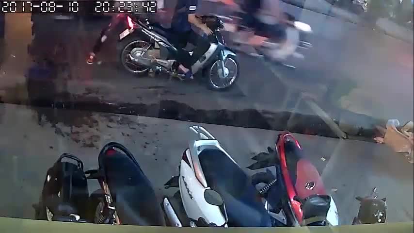 Hai thanh niên thản nhiên trộm xe đạp điện giữa phố Hà Nội