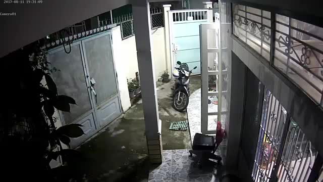 Clip: Trộm 'cuỗm' xe máy xong còn 'lịch sự' đóng cửa giúp chủ nhà