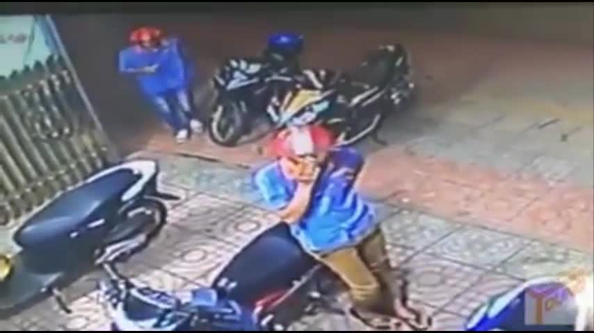 Hai thanh niên táo tợn dàn cảnh, trộm xe trước cửa hiệu thuốc