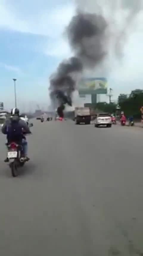 Đang lưu thông trên đường, xe máy bỗng bốc cháy dữ dội