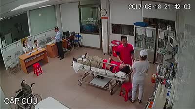 Clip Bác sỹ, điều dưỡng bệnh viện Đa khoa 115 Nghệ An bị hành hung tới tấp