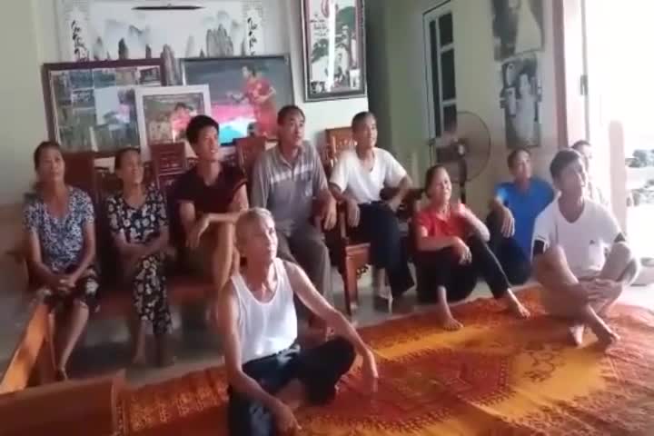 Gia đình hồ hởi xem Công Phượng và đội tuyển Việt Nam thi đấu