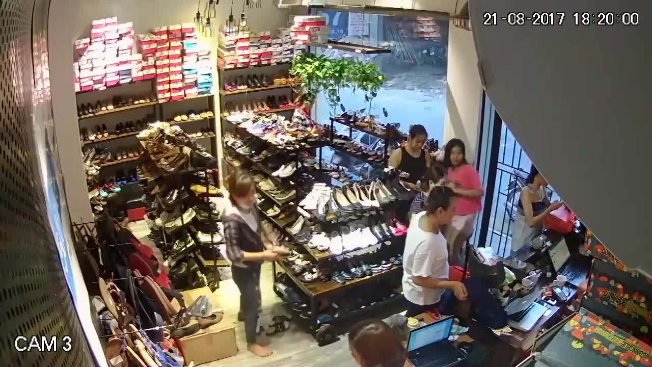 'Nữ quái' qua mặt nhân viên, trộm iPhone 7 trong cửa hàng giày