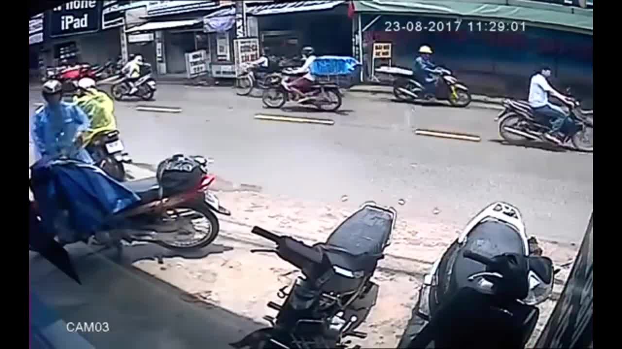 Clip: Trộm thản nhiên 'cuỗm' xe máy giữa phố đông người