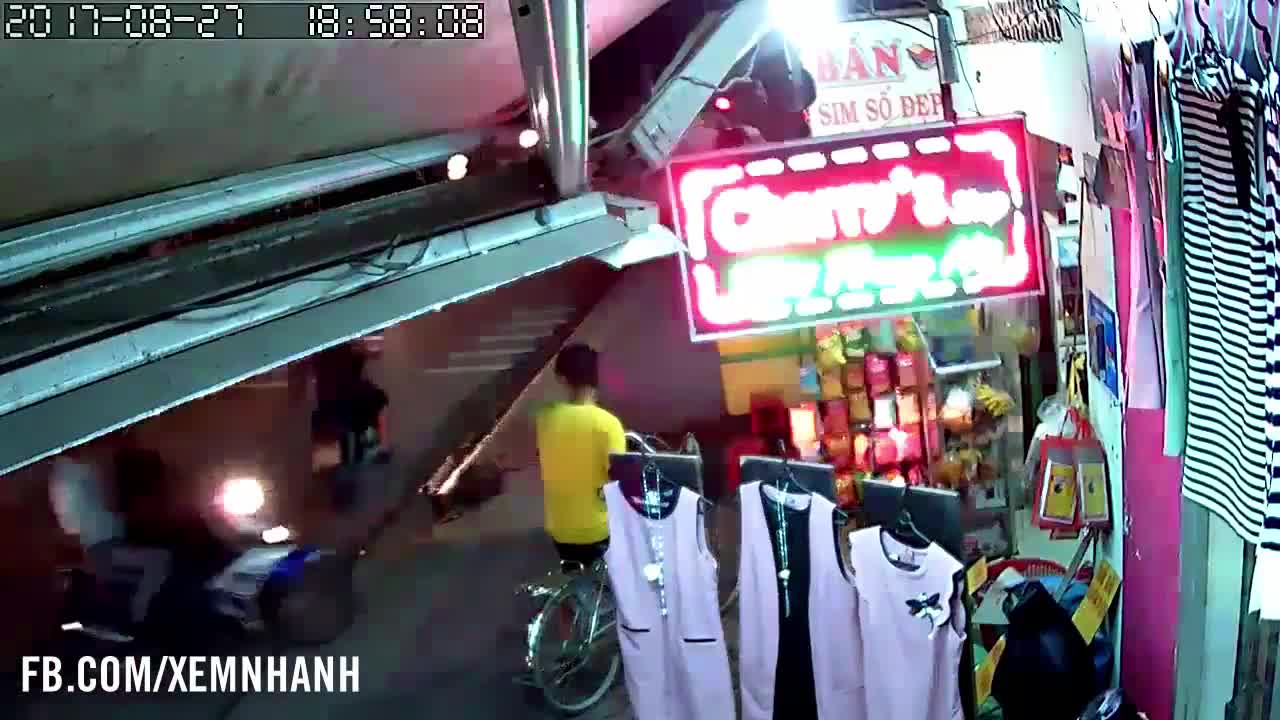 Clip: 4 thanh niên táo tợn dàn cảnh trộm xe giữa phố Sài Gòn