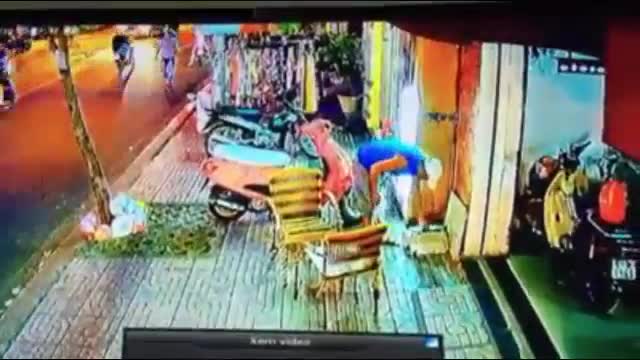 Hai tên trộm dàn cảnh, 'cuỗm' xe máy giữa phố Sài Gòn