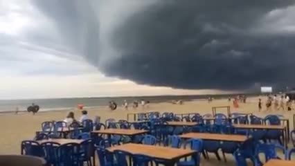 Mây đen có hình thù kỳ lạ bao trùm bãi biển Sầm Sơn