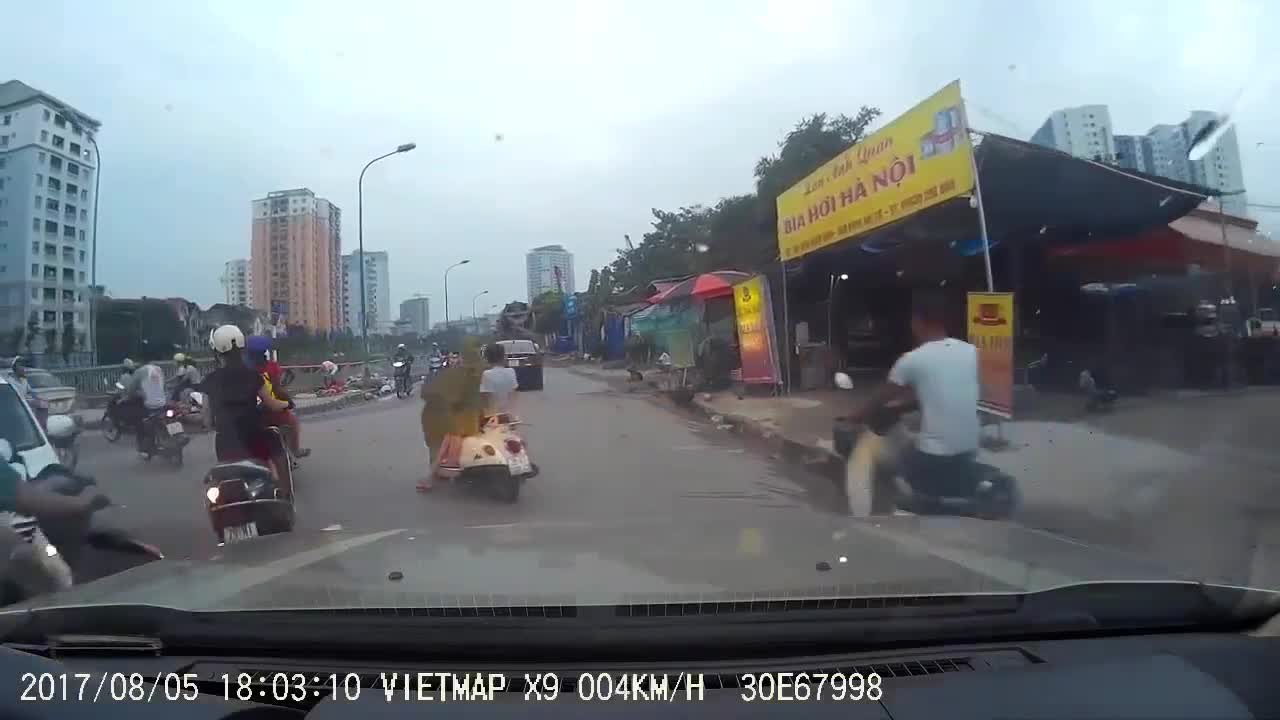 Clip: Tài xế ô tô ép lùi 2 xe chạy ngược chiều trên phố Hà Nội