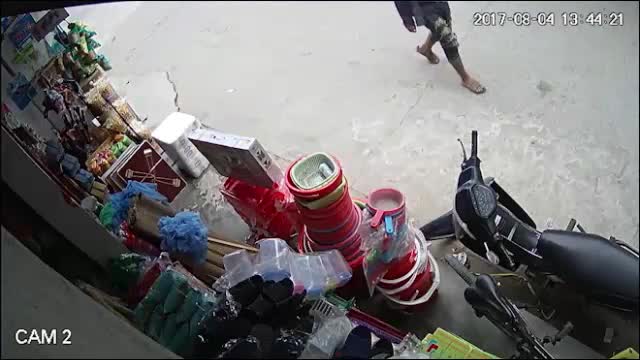 Clip: Chê xe máy, nam thanh niên trộm xe đạp trước cửa hàng tạp hóa