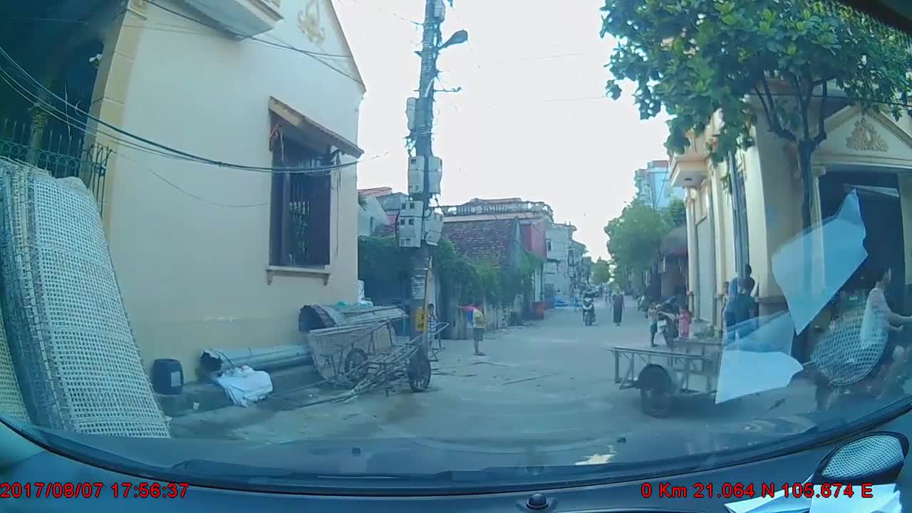 Chạy sang đường bất ngờ, bé gái lao thẳng vào đầu xe máy
