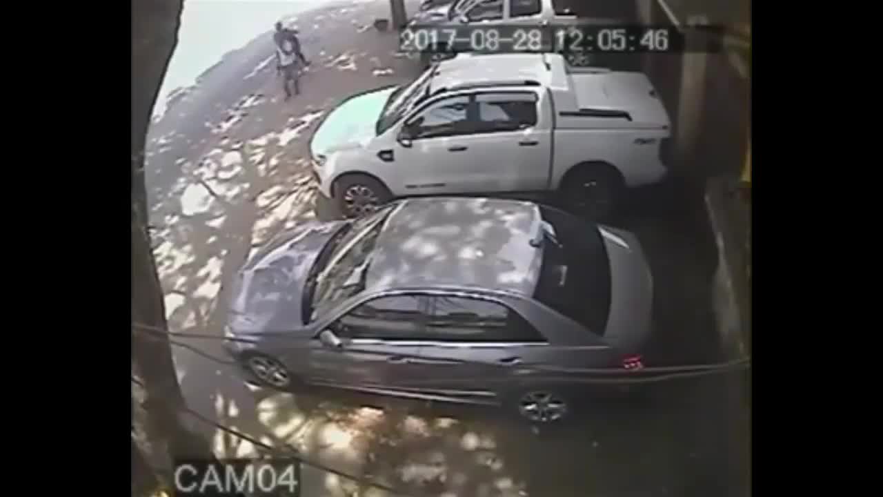 Clip: Thanh niên trộm mặt gương xe Mercedes chỉ trong 10 giây