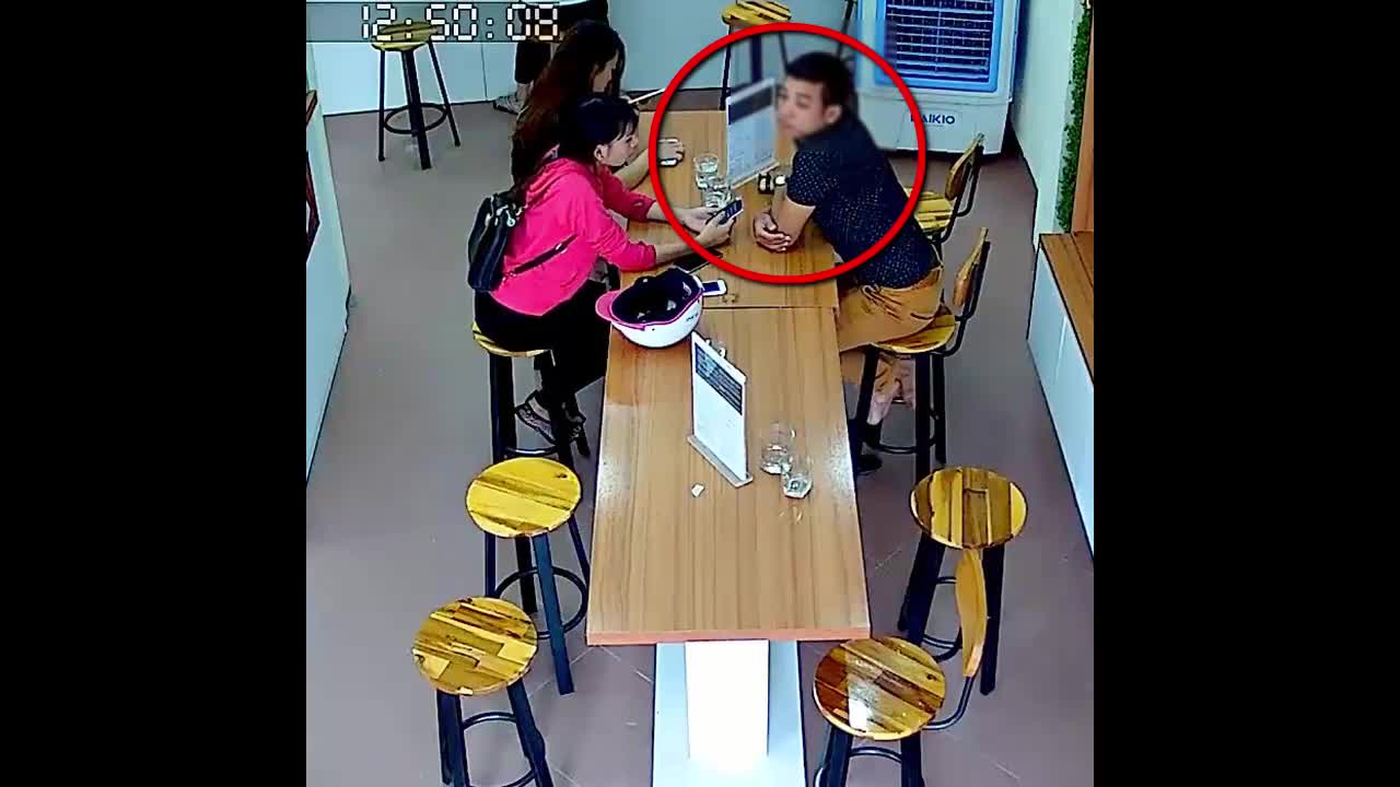 Clip: Thanh niên che chắn, móc trộm tiền trong ví trước mặt 2 cô gái