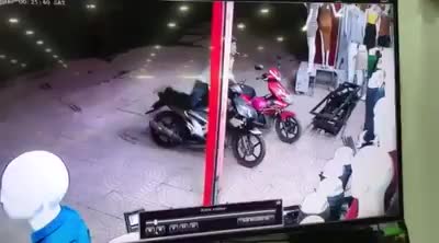 Nam thanh niên trộm xe máy bất thành bị người dân truy đuổi