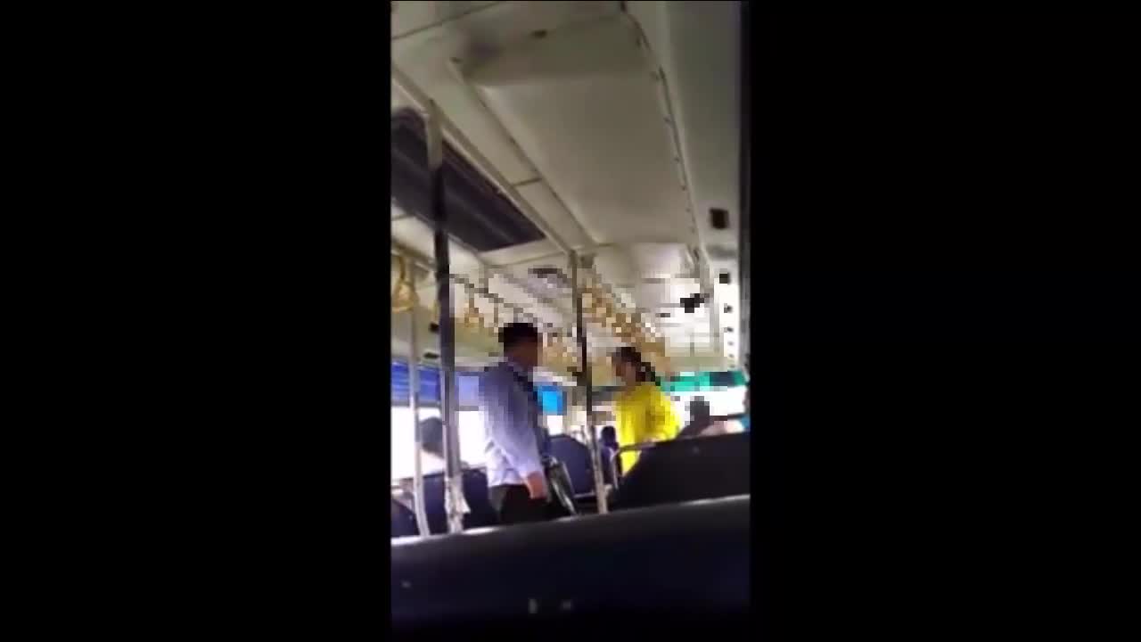 Clip: Đôi nam nữ và phụ xe đánh nhau trên xe buýt, hành khách tháo chạy