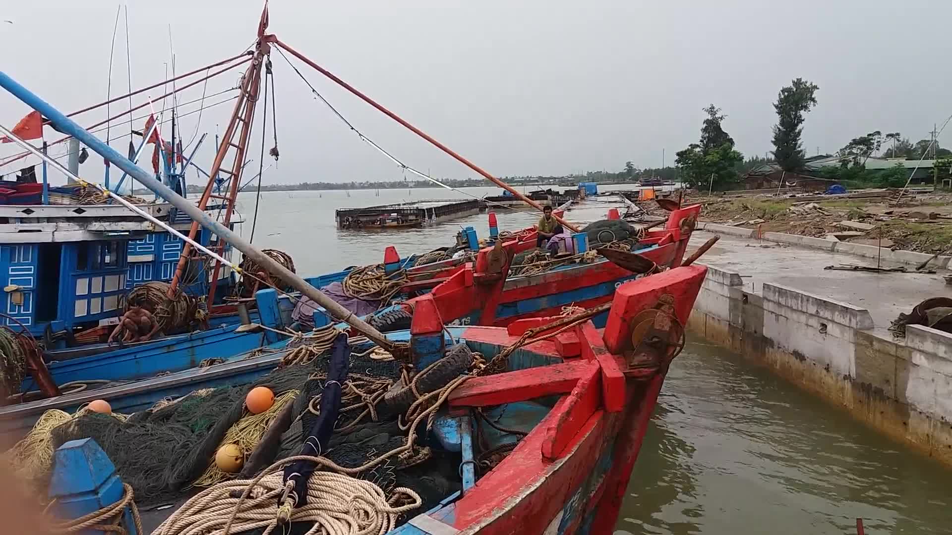 Ngư dân Nghệ An neo đậu tàu thuyền tránh trú bão số 10