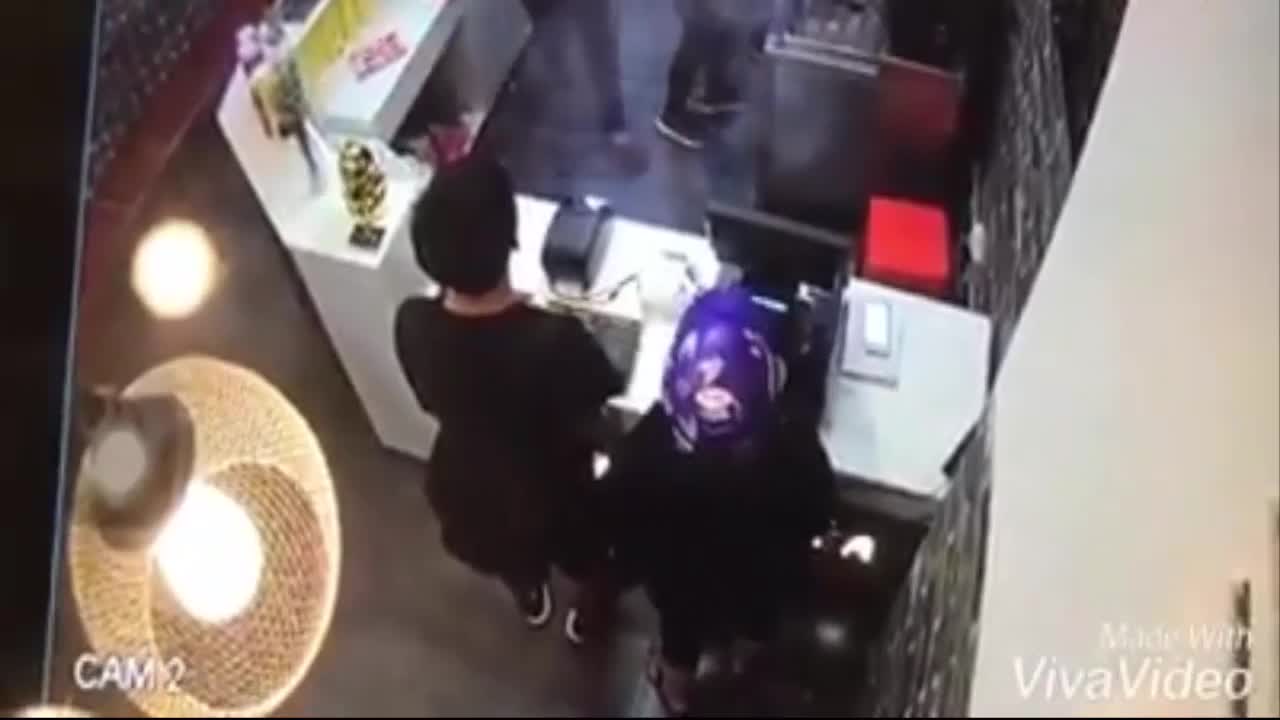 Nữ quái vờ mua đồ rồi trộm điện thoại trong cửa hàng trà sữa