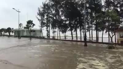 Clip: Ảnh hưởng bão số 10, sóng đánh cao cả mét ở TP. Sầm Sơn