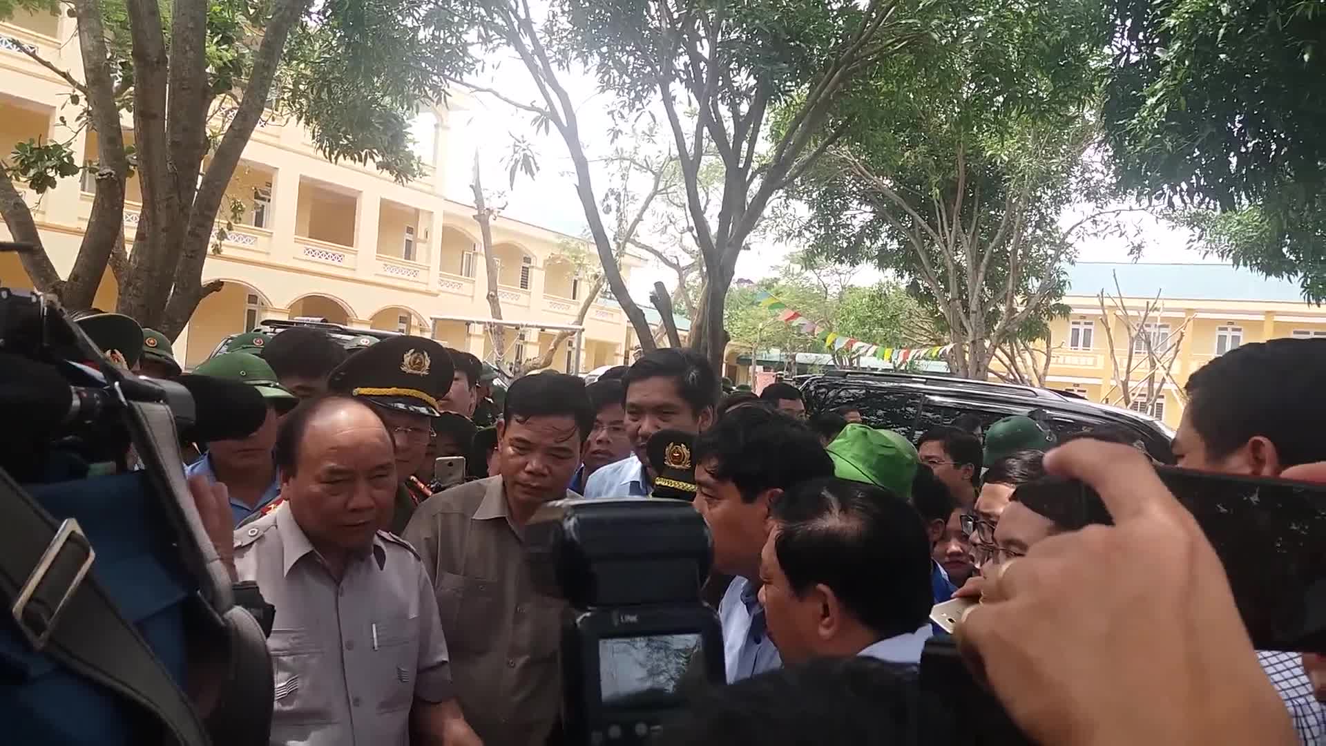 Thủ tướng Nguyễn Xuân Phúc yêu cầu khắc phục các trường học bị tốc mái