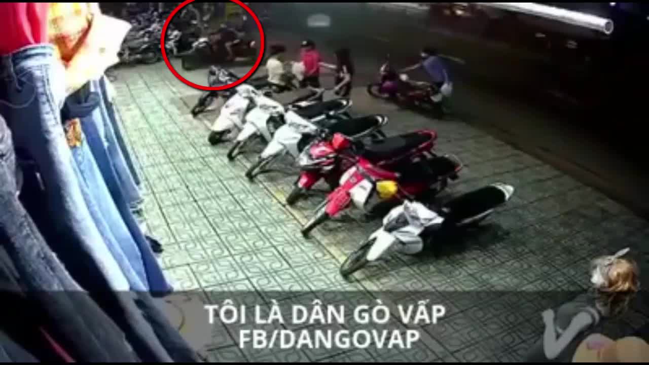 Clip: Màn dàn cảnh lừa bảo vệ để trộm xe máy nhưng bất thành
