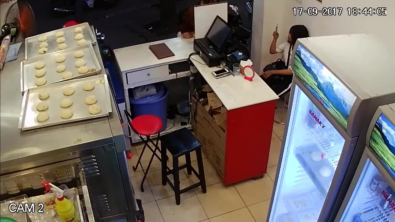 Clip: Vờ mua bánh, người phụ nữ trộm điện thoại trước mặt nhân viên