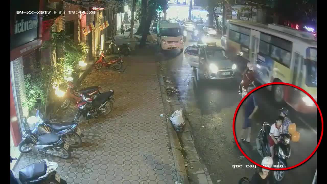 Cặp đôi chở theo trẻ nhỏ, dàn cảnh trộm xe giữa phố Sài Gòn